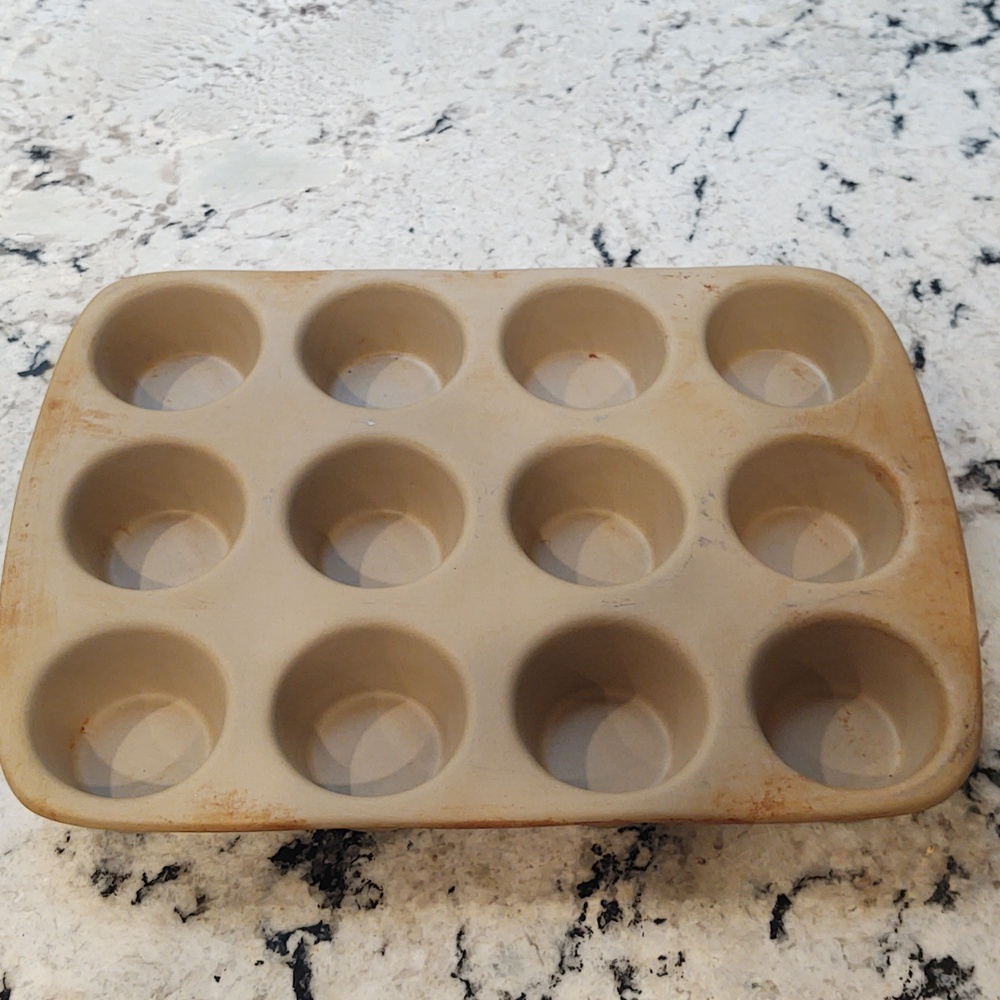 Stoneware muffin pan